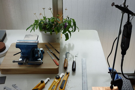 作業机とスミレの鉢 2.jpg